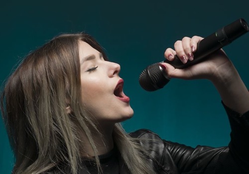 Can singing lessons help a bad singer?